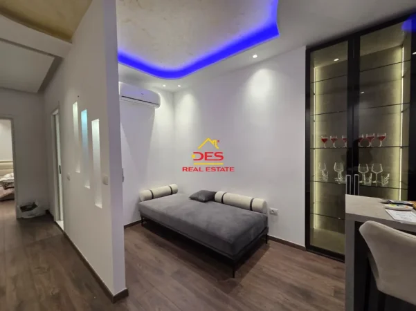 Vlore, shitet 2+1+Ballkon Kati 5, 110 m² 165.000 € (Rruga Rize Salati)
