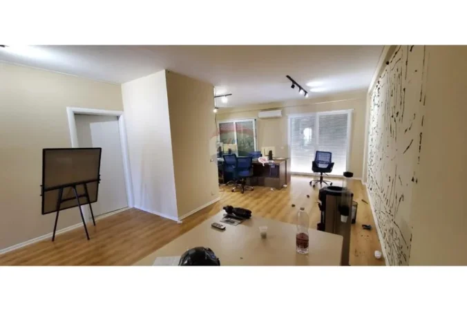 Jepet me qera apartament 3+1 bosh per zyra