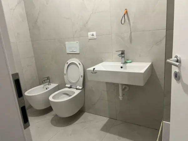 Tirane, jepet me qera apartament 1+1 Kati 3, 65 m² 400 € (FRESK)
