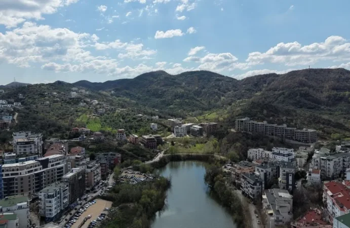 Tirane, shitet apartament 2+1+Ballkon , 145 m² 260.000 € (liqeni artificial)