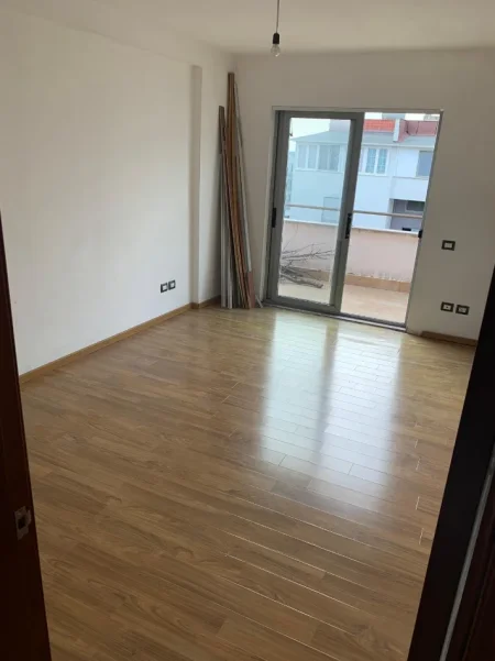Tirane, jepet me qera apartament 3+1 Kati 6, 130 m² 550 € (Oxhaku)
