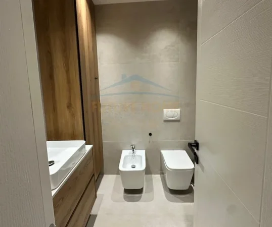 Tirane, jepet me qera apartament 1+1+Ballkon Kati 2, 71 m² 850 € (Shkolla e kuqe)