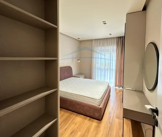 Tirane, jepet me qera apartament 1+1+Ballkon Kati 2, 71 m² 850 € (Shkolla e kuqe)