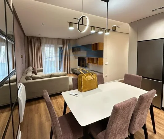 Tirane, jepet me qera apartament 1+1+Ballkon Kati 2, 71 m² 850 € (Shkolla e kuqe)