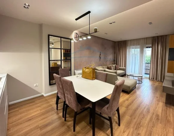 Tirane, jepet me qera apartament 1+1+Ballkon Kati 2, 71 m² 850 € (Shkolla e kuqe)