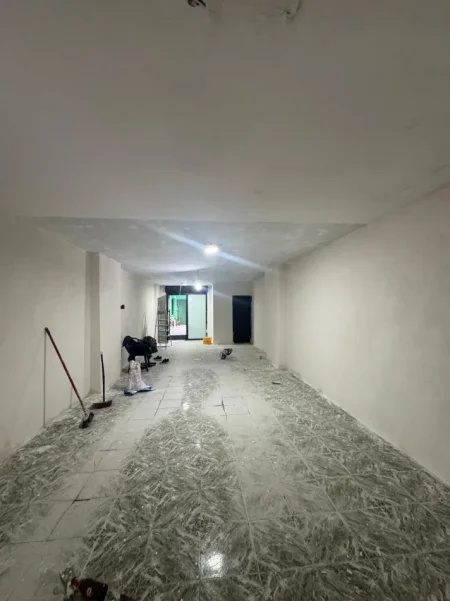 Tirane, jepet me qera dyqan Kati 0, 70 m² 600 € (PRANE GERMAN COMPUTERS)