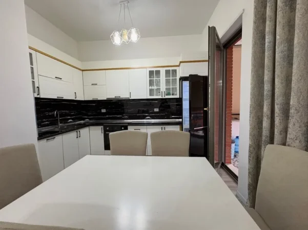 Tirane, jepet me qera apartament 2+1 , 1.200 € (kompleksi delijorgji)