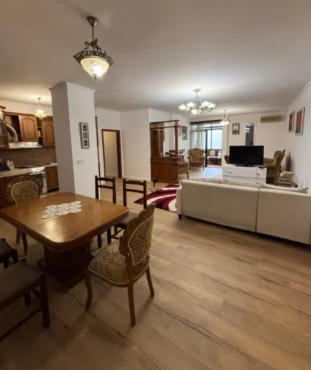 Tirane, jepet me qera apartament 3+1 Kati 3, 150 m² 1.100 € (21 DHJETORI)