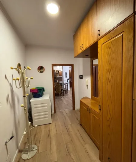 Tirane, jepet me qera apartament 3+1 Kati 3, 150 m² 1.100 € (21 DHJETORI)