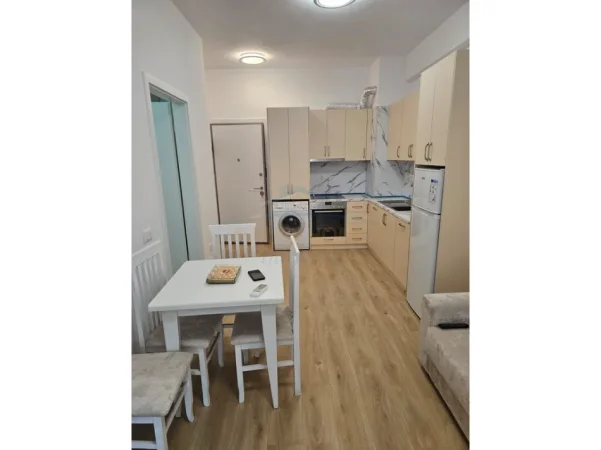 Tirane, jepet me qera apartament 1+1+Ballkon Kati 5, 50 m² 420 € (Rezidenca Kadiu)