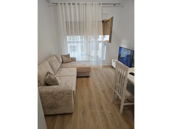 Tirane, jepet me qera apartament 1+1+Ballkon Kati 5, 50 m² 420 € (Rezidenca Kadiu)