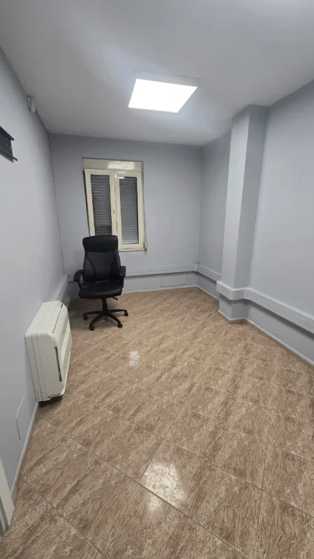 Tirane, jepet me qera zyre Kati 1, 60 m² 450 € (rruga qemal stafa , pazari i ri , shkolla e kuqe)