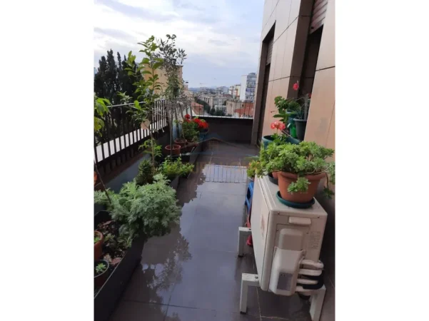 Tirane, jepet me qera apartament 1+1+Ballkon Kati 5, 90 m² 900 € (Rruga e Barrikadave)