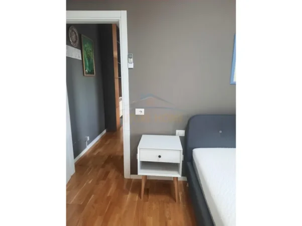 Tirane, jepet me qera apartament 1+1+Ballkon Kati 5, 90 m² 900 € (Rruga e Barrikadave)