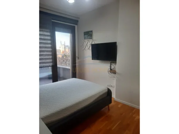 Tirane, jepet me qera apartament 1+1+Ballkon Kati 5, 90 m² 900 € (Rruga e Barrikadave)