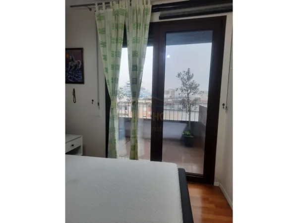 Tirane, jepet me qera apartament 1+1+Ballkon Kati 5, 90 m² 900 € (Rruga e Barrikadave)