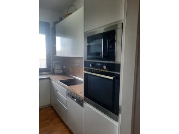 Tirane, jepet me qera apartament 1+1+Ballkon Kati 5, 90 m² 900 € (Rruga e Barrikadave)