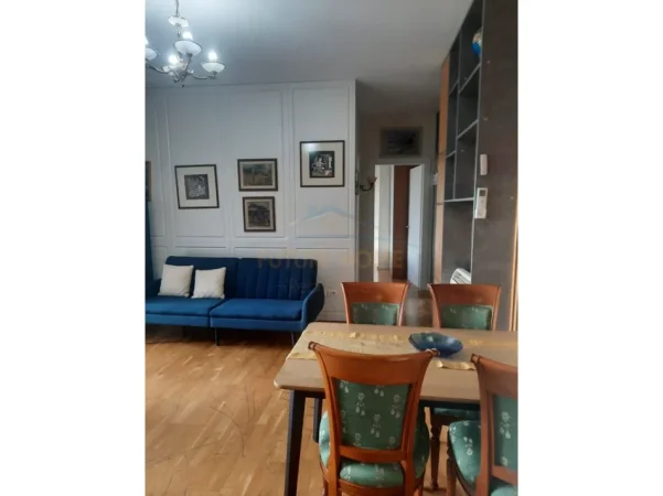 Tirane, jepet me qera apartament 1+1+Ballkon Kati 5, 90 m² 900 € (Rruga e Barrikadave)