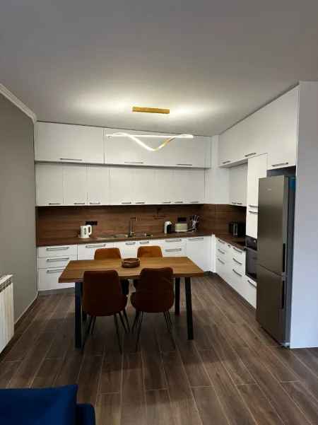 Tirane, jepet me qera apartament 2+1 Kati 4, 130 m² 1.600 € (LIQENI ARTIFICIAL)