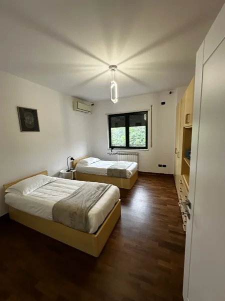 Tirane, jepet me qera apartament 2+1 Kati 4, 130 m² 1.600 € (LIQENI ARTIFICIAL)
