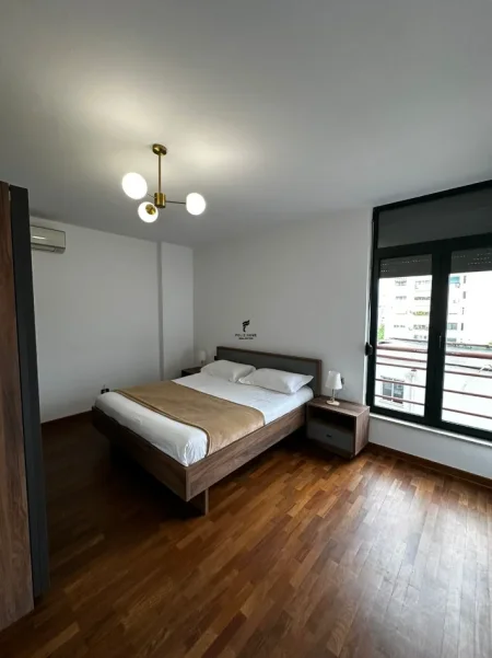 Tirane, jepet me qera apartament 2+1 Kati 4, 130 m² 1.600 € (LIQENI ARTIFICIAL)
