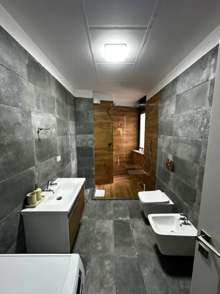 Tirane, jepet me qera apartament 2+1 Kati 4, 130 m² 1.600 € (LIQENI ARTIFICIAL)