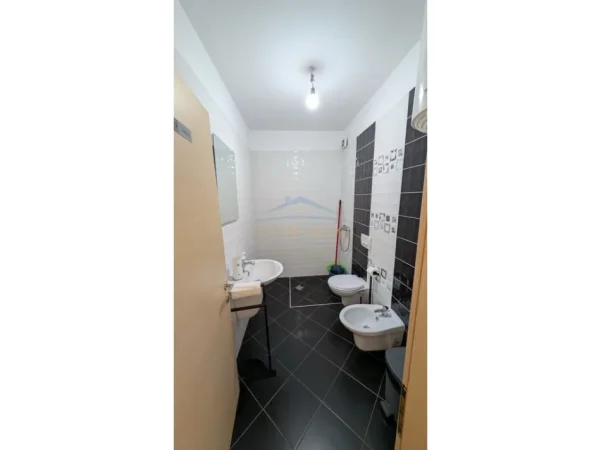 Tirane, jepet me qera zyre Kati 4, 64 m² 650 € (zogu i zi)