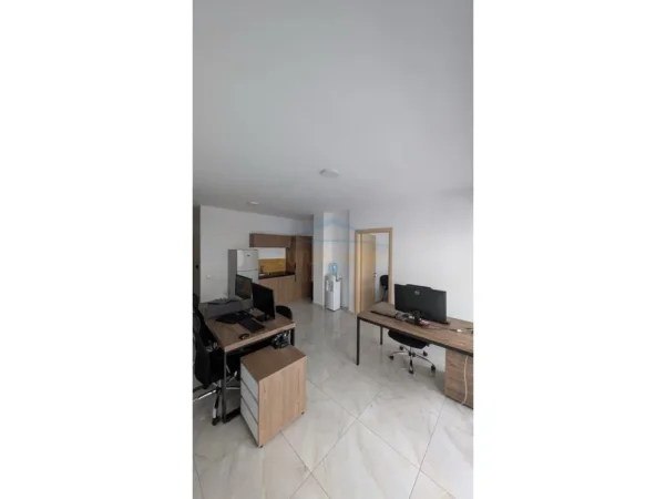 Tirane, jepet me qera zyre Kati 4, 64 m² 650 € (zogu i zi)