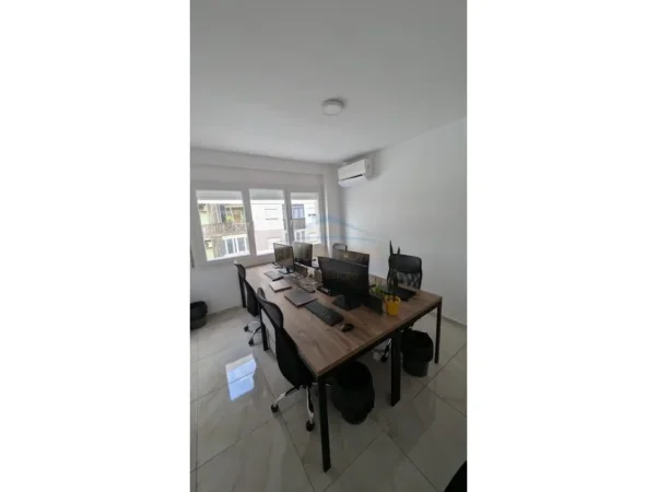Tirane, jepet me qera zyre Kati 4, 64 m² 650 € (zogu i zi)