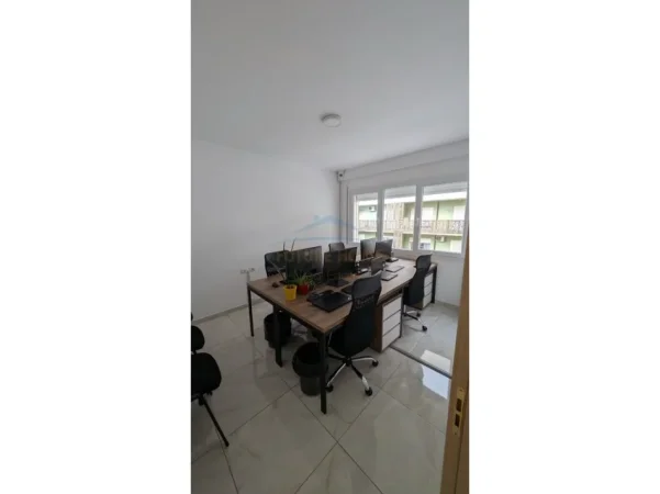 Tirane, jepet me qera zyre Kati 4, 64 m² 650 € (zogu i zi)