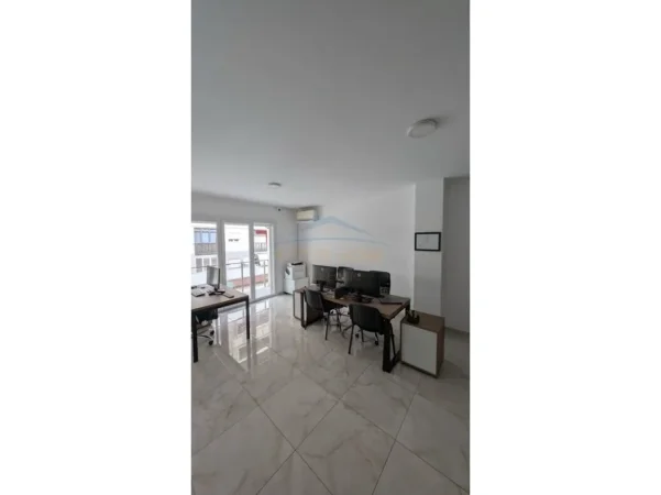 Tirane, jepet me qera zyre Kati 4, 64 m² 650 € (zogu i zi)