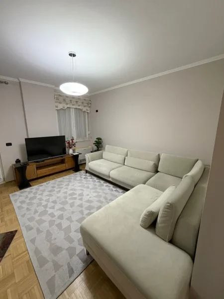 Tirane, jepet me qera apartament 2+1+Ballkon , 89 m² 900 € (Stadiumi Dinamo)Prane sheshit Wilson