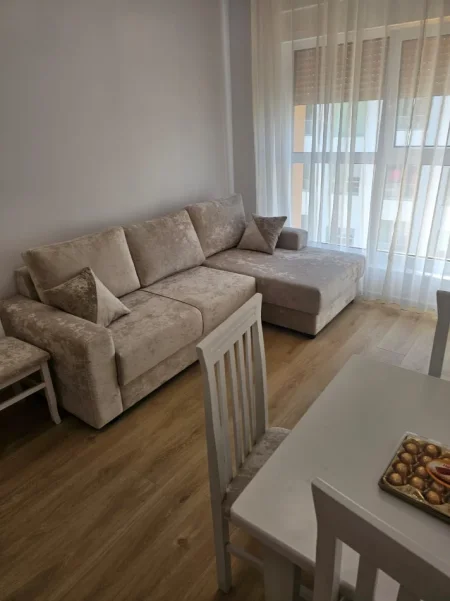 Tirane, jepet me qera apartament 1+1 Kati 5, 61 m² 400 € (rezidenca kaimi)