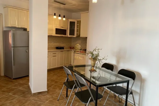 Tirane, jepet me qera apartament 1+1+Ballkon Kati 3, 65 m² 350 € (Fresk)