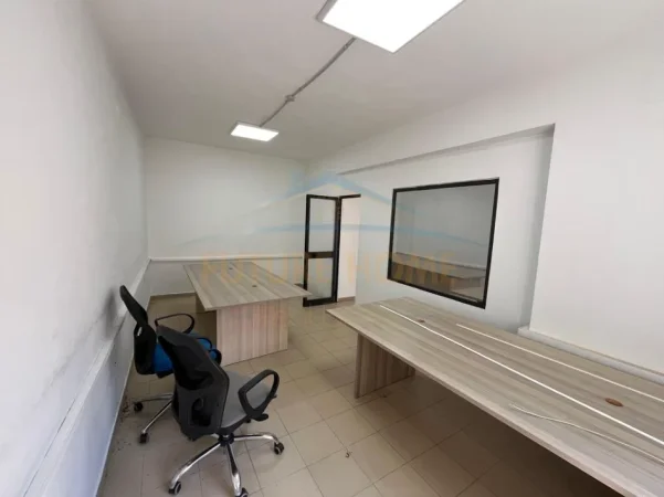 Tirane, jepet me qera zyre Kati 0, 121 m² 750 € (Pazar i ri)