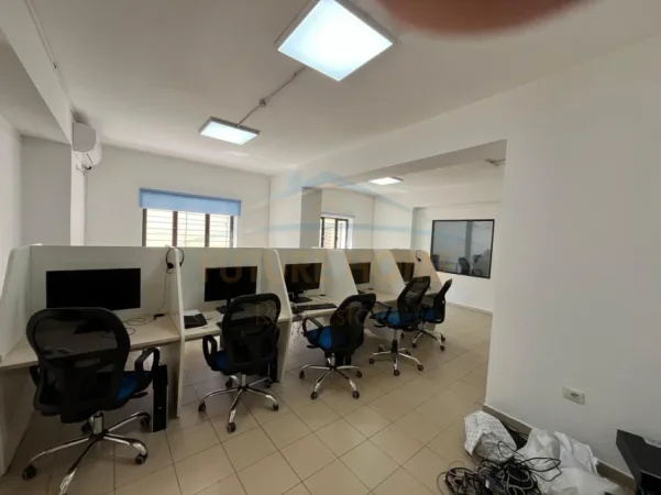 Tirane, jepet me qera zyre Kati 0, 121 m² 750 € (Pazar i ri)