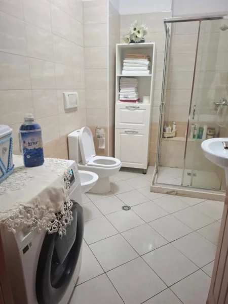 Tirane, jepet me qera 2+1 , 90 m² 550 € 