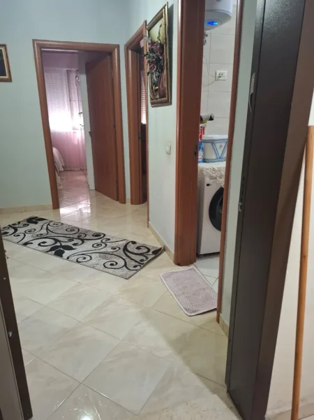 Tirane, jepet me qera 2+1 , 90 m² 550 € 