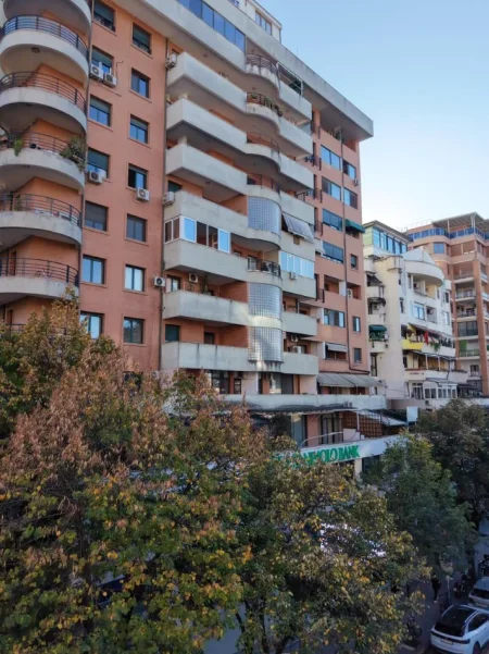 Tirane, shitet ambjent biznesi , 2.600 m² (blloku)