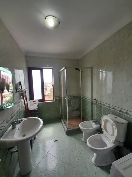 Tirane, jepet me qera Apartament 1+1 Kati 4, 70m²,Çmimi 55.000 Lekë të Reja, Pranë Pastiçeri Bilbili,Rruga e Dibrës, Tiranë.