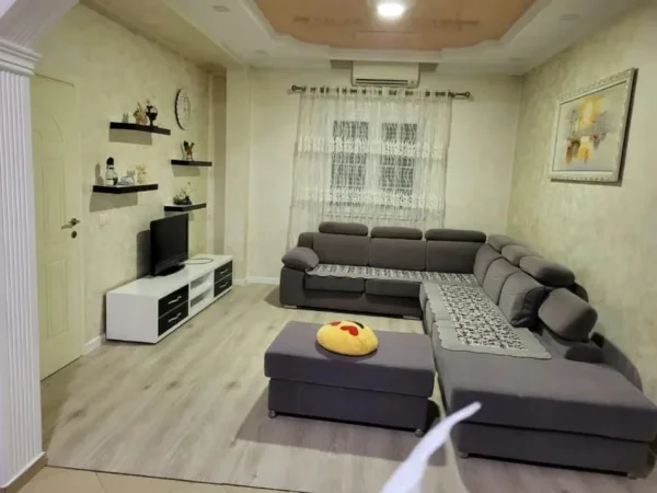 Tirane, jepet me qera apartament 6+1 Kati 3, 300 m² 1300 € (Pajtoni Center)