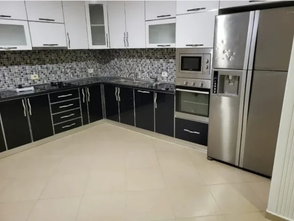 Tirane, jepet me qera apartament 6+1 Kati 3, 300 m² 1300 € (Pajtoni Center)