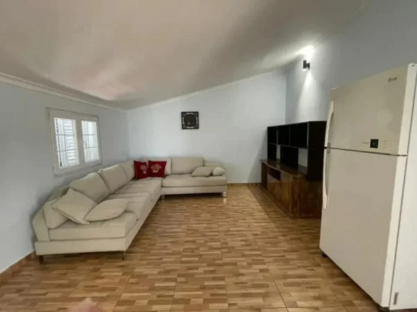 Tirane, jepet me qera apartament 6+1 Kati 3, 300 m² 1300 € (Pajtoni Center)