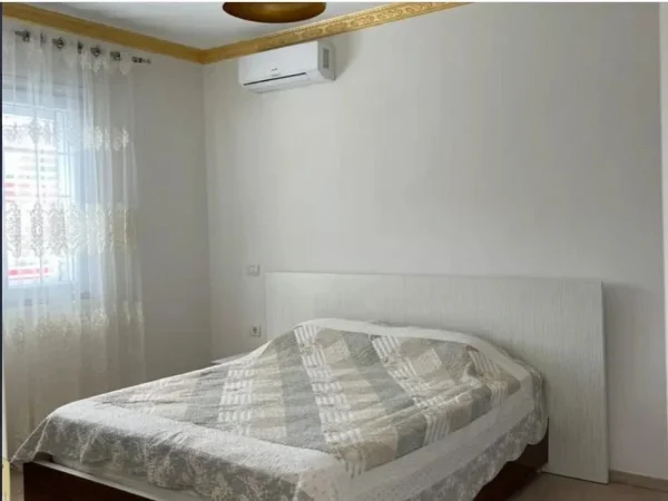 Tirane, jepet me qera apartament 6+1 Kati 3, 300 m² 1300 € (Pajtoni Center)