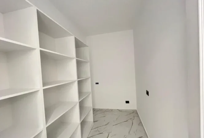 shitet 4+1 , 520 m²