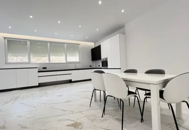 shitet 4+1 , 520 m²