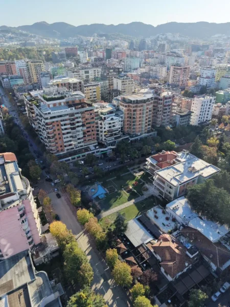 Tirane, shitet , 2.200 m² (Blloku) MUNDËSI INVESTIMI Shitet Godinë + Vilë në zonën e Bllokut.