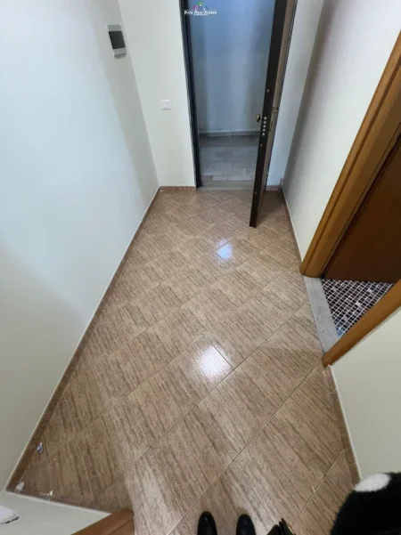 Tirane, jepet me qera zyre Kati 6, 106 m² 730 € (zogu i zi)