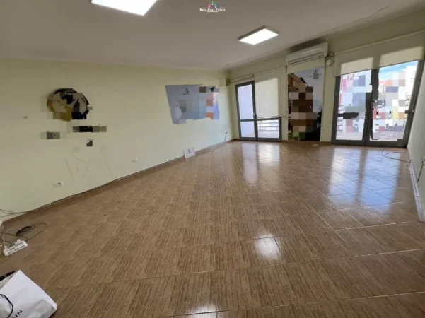 Tirane, jepet me qera zyre Kati 6, 106 m² 730 € (zogu i zi)