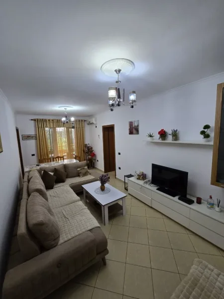 Tirane, jepet me qera apartament 2+1 Kati 2, 108 m² 500 € (bulevari bajram curri)